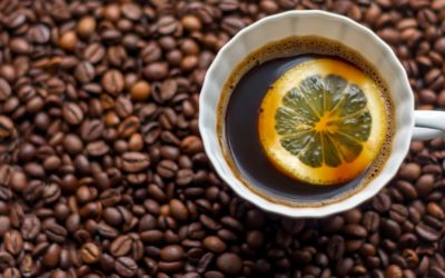 Kawa z cytryną – jak działa i w czym może pomóc?